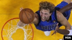 Un doble a 3 segundos del final marcado por el alemán Dirk Nowitzki, le dio la victoria a los Mavericks de Dallas en la segunda final de la NBA, empatando la serie 1 a 1.