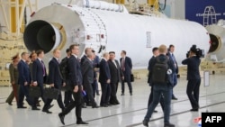Фото від 13 вересня 2023 видане новинною агенцією КНДР KCNA 14 вересня: лідер Північної Кореї Кім Чен Ин та російський президент Путін на космодромі "Восточний" в Росії
