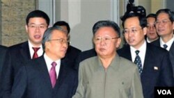 Pemimpin Korea Utara, Kim Jong Il (tengah) bersama pejabat Tiongkok Dai Bingguo (kiri) di Pyongyang (foto: dok.).