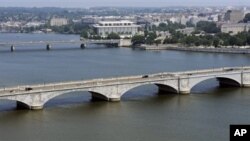 Sungai Potomac yang mengalir di kota Washington, DC (foto: dok). EPA menemukan kenaikan tingkat merkuri dan bakteria pada daerah aliran sungai di seluruh AS. 