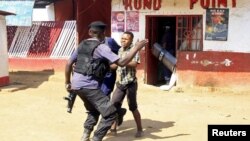 Photo d’archives : Affrontements entre policiers et protestataires lors d’une manifestation à Lubumbashi, en République démocratique du Congo, le 10 novembre 2015.