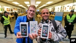 Para pembeli pertama iPhone terbaru di Oberhausen, Jerman (20/9). (AP/Frank Augstein)