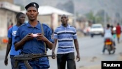 La police patrouille à Bujumbura, le 24 juillet 2015. (REUTERS/Mike Hutchings)