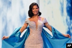 Miss Nicaragua Sheynnis Palacios participa en la categoría vestido de noche durante el 72º concurso de belleza Miss Universo en San Salvador, El Salvador, el sábado 18 de noviembre de 2023.