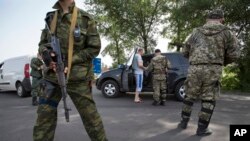 Militan pro-Rusia siaga di Ukraina timur (foto: dok). Serangan militan menewaskan 12 tentara Ukraina, Kamis (29/5).