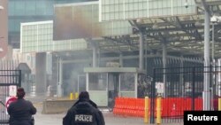 视频截图显示，尼亚加拉瀑布附近的美加边境彩虹大桥发生爆炸事件后，警察在观察现场。(2023年11月22日)
