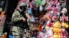 La ciudades de Quito y Guayaquil se han convertido en epicentro del estallido de violencia que aqueja al país andino. En la imagen un soldado patrulla un área comercial 3l 11 de enero de 2024.