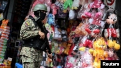 La ciudades de Quito y Guayaquil se han convertido en epicentro del estallido de violencia que aqueja al país andino. En la imagen un soldado patrulla un área comercial 3l 11 de enero de 2024.