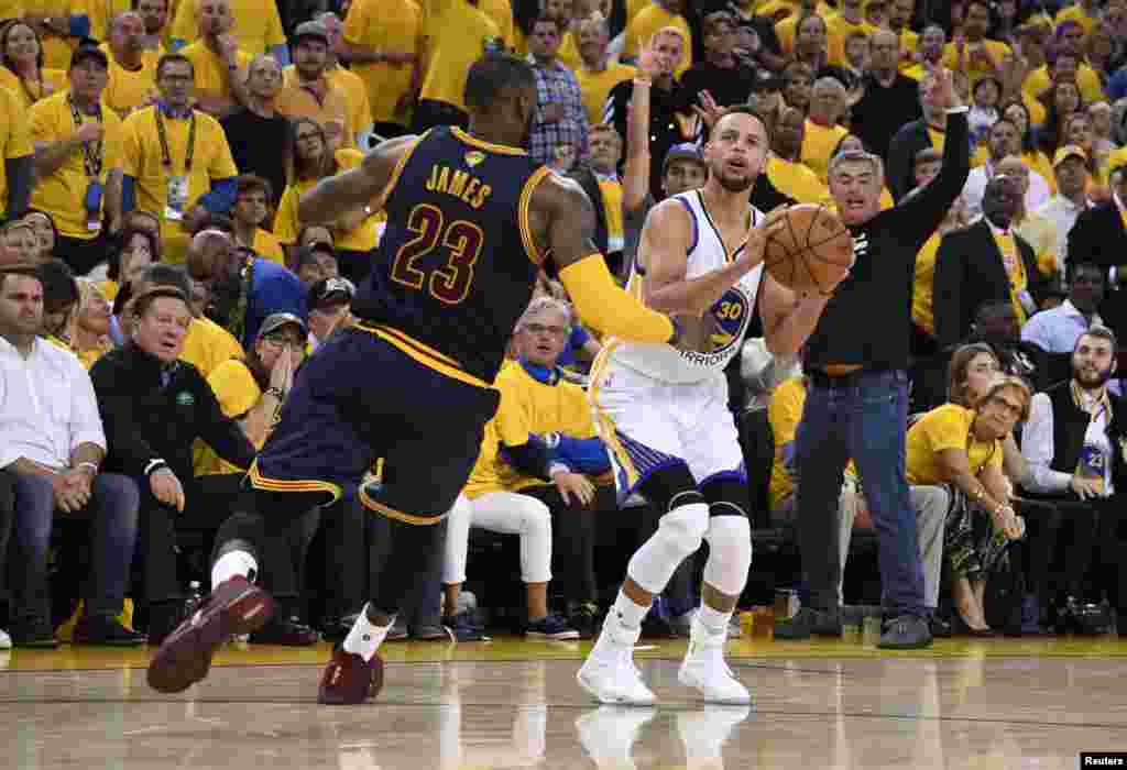Hotunan wasanin karshe na NBA tsakanin Golden State Warriors da Cleveland Cavaliers, Stephen Curry tare da Lebron James, ranar Alhamis 1 ga watan Yuni, shekarar 2017.