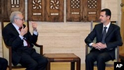 Presiden Suriah Bashar al-Assad bertemu dengan Deputi Liga Arab-PBB untuk Suriah, Lakhdar Brahimi di Damaskus (24/12). (AP/Sana)