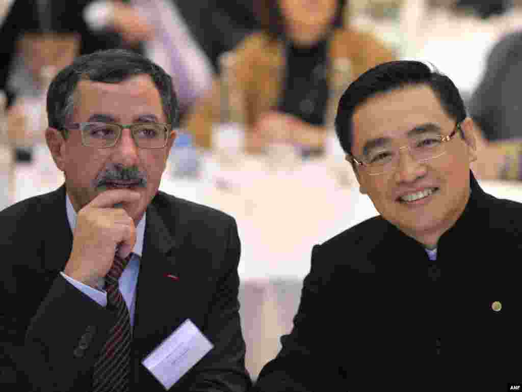 2012年10月23日,巴黎,Aigle Azur公司董事长Arezki Idjerouidene与中国海航集团副董事长兼首席执行官王健在签署协议之前。