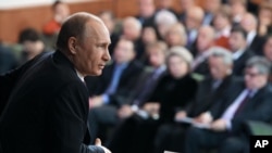 Presiden Rusia Vladimir Putin dalam pertemuan di Moskow, Senin (10/12). (Foto: RIA-Novosti)