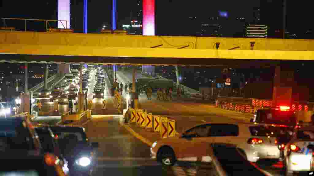 Des soldats loyalistes turcs bloquent l’emblématique pont du Bosphore à Istanbul, 15 juillet 2016. 