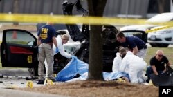 Investigadores del FBI revisan el área alrededor del sitio donde quedaron los cadáveres de los dos atacantes, en las afueras del Curtis Culwell Center en Garland, Texas.