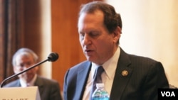 A pesar de que se retira como congresista, Lincoln Díaz-Balart se comprometió a continuar luchando a favor de que haya un cambio político en Cuba.