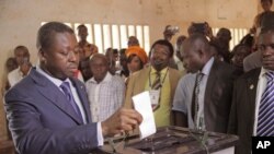 Le président togolais Faure Gnassingbe lors des élections législatives à Lome, Togo 25 juillet 2013.