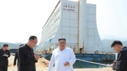 김정은 북한 국무위원장이 지난 2019년 10월 금강산 관광지구를 방문하고 남측 시설 철거를 지시했다고, 조선중앙통신이 보도했다. 김 위원장 일행 뒤로 해금강호텔이 보인다.