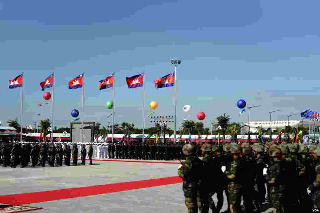 កងយោធាពលខេមរភូមិន្ទកំពុងឈររង់ចាំការបញ្ចប់សុន្ទរកថាបើកសម្ពោធវិមាននយោបាយឈ្នះ-ឈ្នះរបស់លោកនាយករដ្ឋមន្រ្តីហ៊ុនសែន។ (គី ម៉េងលី/VOA)