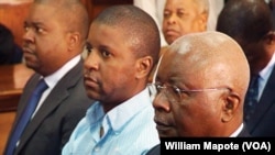 Ndambi Guebuza (meio), com o pai Armando Guebuza (dir), está há mais de quatro meses em prisão preventiva