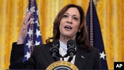 La vicepresidenta Kamala Harris habla durante una recepción del Mes de la Historia de la Mujer en el Salón Este de la Casa Blanca, el 18 de marzo de 2024, en Washington. 