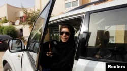 Pembalap wanita Azza Al Shmasani turun dari mobilnya setelah mengemudikan kendaraannya di Riyadh, 22 Juni 2011. (Foto: dok).