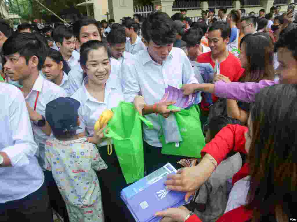បេក្ខជនប្រឡងបាក់ឌុបចេញពីបន្ទប់ប្រឡងនៅថ្ងៃបញ្ចប់របស់គេនៅវិទ្យាល័យព្រះយុគន្ធ នៅថ្ងៃអង្គារ ទី២៣ ខែសីហា ឆ្នាំ២០១៦ នៅរាជធានីភ្នំពេញ។ (ឡេង ឡែន/VOA)
