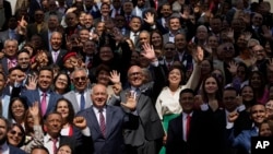 Jorge Rodríguez, presidente de la Asamblea Nacional electa en 2020, en el centro de la foto, posa junto al resto de diputados de ese poder, de mayoría chavista, en Caracas.