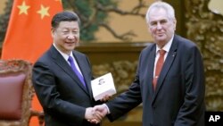 2017年5月12日中國國家主席習近平和時任捷克總統米洛什·澤曼合影