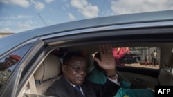 Le chef de l'opposition camerounaise, Maurice Kamto le jour de sa libération de la prison de Yaoundé le 5 octobre 2019.