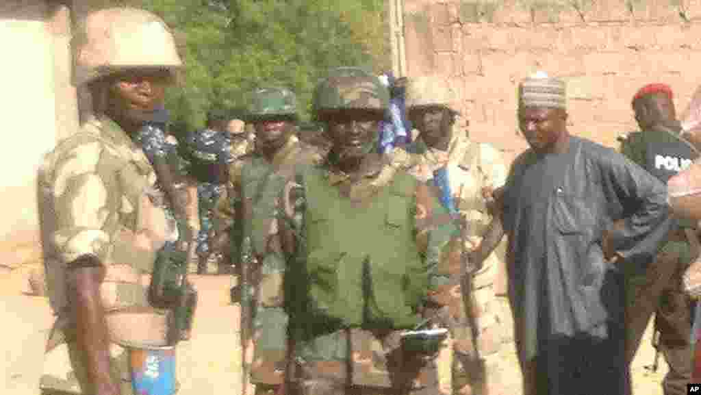 Sojoji da 'yansanda sun shiga sintiri bayan harin da ake zato 'yan kungiyar Boko Haram ne suka kai kusa da sansanin mayakan sama a Maiduguri ranar 2 ga watan Disamba shekarar 2013.