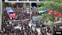 Thousands of parents and children gathered outside government headquarters across Hong Kong, protesting the launch of a "national education" program in city schools, September 3, 2012. (VOA - I. Broadhead)