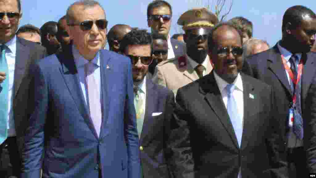 Le président turc Recep Tayyip Erdogan et son homologue somalien Hassan Cheikh Mohamud après son arrivée dans la capitale Mogadiscio, 03 juin 2016.