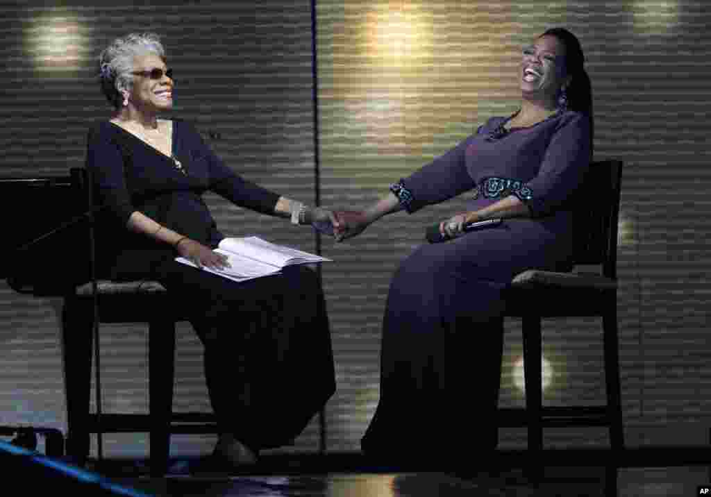 Maya Angelou dan Oprah Winfrey tertawa dalam pengambilan gambar acara penuh bintang "Surprise Oprah! A Farewell Spectacular," Chicago, 17 Mei 2011.