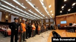 中国官方媒体公布的庭审照片中，嫌疑人站成一排，接受审判。（网络图片）