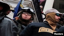 ARHIVA: Pripadnici ekstremističke grupe "Čuvari zakletvu"", među kojima je i Džesika Votkins (L) na stepenicama američkog Kapitola (Foto: REUTERS/Jim Bourg)
