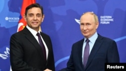 Ruski predsednik Vladimir Putin i potpresednik Vlade Srbije Aleksandar Vulin tokom susreta u Vladivostoku (Foto: Reuters/Sputnik/Kristina Kormilitsyna/Kremlin)
