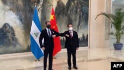 Esta captura de pantalla hecha por AFP, a partir de un video publicado por la emisora estatal china China Central Television (CCTV), muestra a Laureano Ortega Murillo junto y al viceministro de Relaciones Exteriores de China, Ma Zhaoxu.