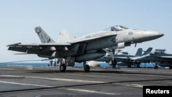 지난해 9월 시리아 내 ISIL 공습 작전에 동원된 미 해군 소속 F/A-18E 전투기가 공습을 마친 후 페르시만의 조지 H. W. 항공모함으로 귀환하고 있다. (자료사진)