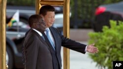 2014年8月25日，中国国家主席习近平和津巴布韦总统罗伯特·穆加贝在北京欢迎穆加贝的仪式上。