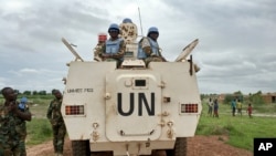 Pasukan penjaga perdamaian United Nations Mission in South Sudan (UNMISS), sedang berpatroli di Bentiu, Sudan Selatan, 18 Juni 2017.
