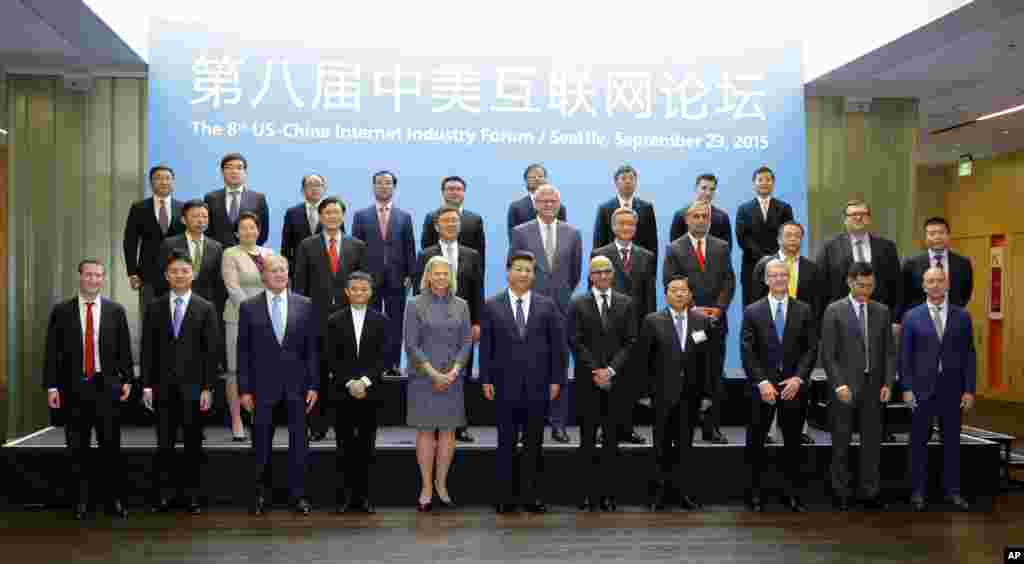 中国国家主席习近平访问微软公司,同参加中美互联网论坛的美中互联网界大公司主管合影,包括微软首席执行官纳德拉、脸书首席执行官扎克伯格、亚马逊首席执行官贝佐斯和中国互联网网商大佬马云、马化腾、刘强东等人(2016年9月24日))