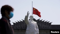 中國湖北武漢市在清明節這一天為新冠肺炎亡者降半旗。 （2020年4月4日）