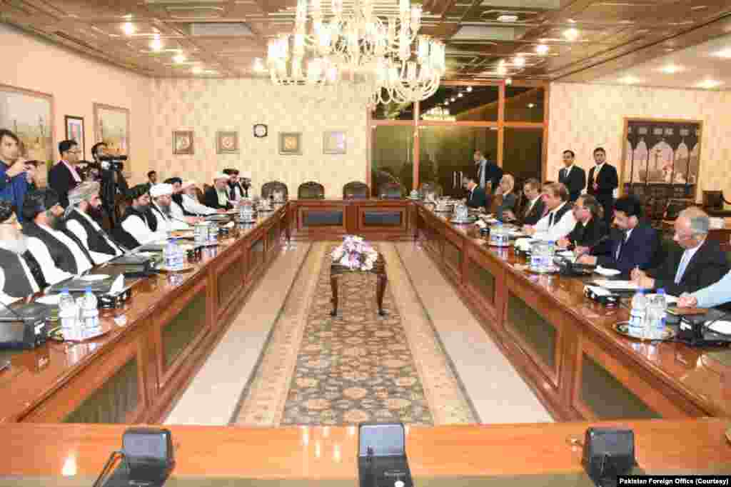طالبان کے وفد نے جمعرات کو پاکستان کے اعلیٰ حکام سے ملاقات کی۔ ملاقات کے دوران خطے کی صورت حال، افغان امن عمل سمیت باہمی دلچسپی کے امور پر تبادلہ خیال کیا گیا۔
