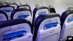 Ariva - Brošure sa bezbednosnim uputstvima u pregradama sedišta u avionu Boing 737 Maks kompanije Aljaska erlajns, na aerodrom Sijetl-Takoma, 10. januara 2024.