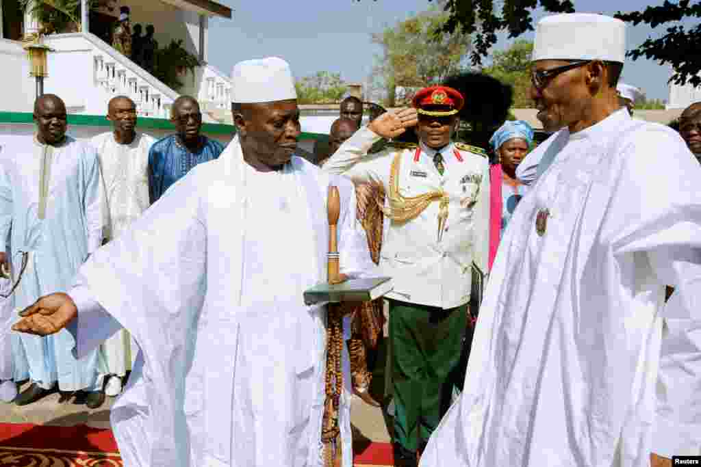 Le président de la Gambie, Yahya Jammeh, reçoit le président nigérian Muhammadu Buhari à Banjul, en Gambie, 13 janvier 2017.