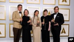Los productores Peter Spears, de izquierda a derecha, Frances McDormand, Chloe Zhao, Mollye Asher y Dan Janvey, ganadores del Oscar a la mejor película por "Nomadland" el 25 de abril de 2021 en Union Station, en Los Ángeles, California, EE.UU.