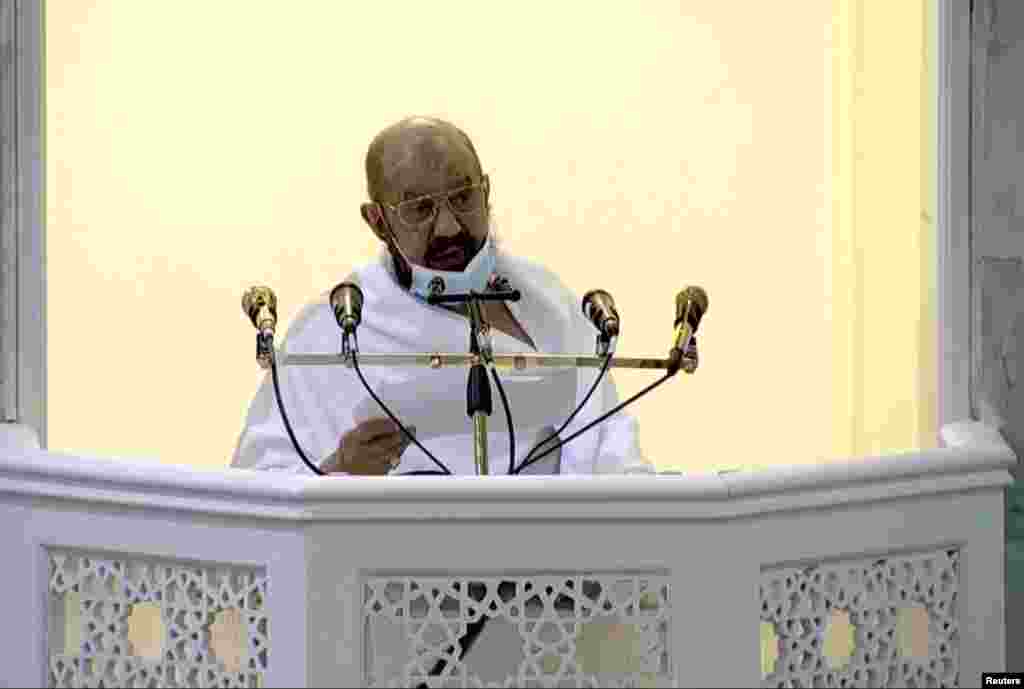 حج کے سب سے بڑے رکن 'وقوف عرفہ' کے پر جمعرات کو منیٰ میں مسجد نمرا میں شیخ عبد اللہ بن سلیمان نے خطبۂ حج پڑھا۔