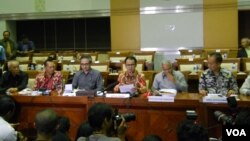 Ketua Komisi I Mahfudz Siddiq (tengah) membacakan rekomendasi soal pertahanan dunia maya didampingi Menteri Luar Negeri Marty Natalegawa (kiri), Menteri Pertahanan Purnomo Yusgiantoro (kanan) dan pejabat terkait lainnya. (VOA/Andylala Waluyo)