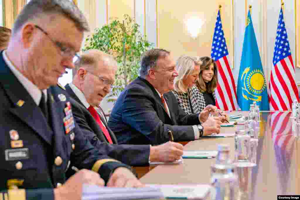 2-fevral kuni AQSh Davlat kotibi Mayk Pompeo Nur-Sultonda Qozog'iston Prezident Qosim-Jo'mart Tokayev, Tashqi ishlar vaziri Muxtor Tleuberdi bilan muloqot qildi. Pompeo Ameriika elchixonasida ham bo'ldi. Uyg'ur oilalar bilan ham uchrashdi. AQSh Qozog'iston va qo'shni davlatlarni Xitoyga biror uyg'urni topshirmaslikka chaqirmoqda.