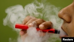 Sejauh ini, para penyelidik belum mengidentifikasi alat, cairan atau bahan tertentu di balik wabah penyakit parah yang terkait dengan rokok elektrik di AS. (Foto: Reuters)
